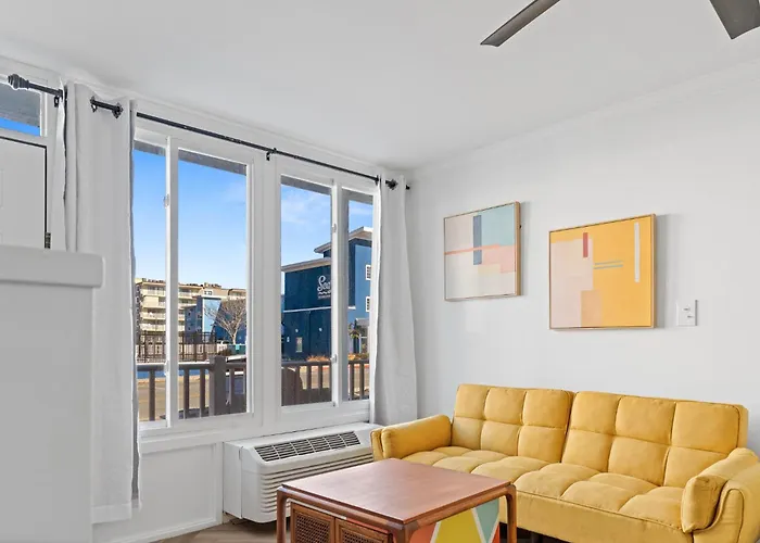 Remodeled With New Furnishings, Induction Cooktop, And Steps To The Ocean Stadt
